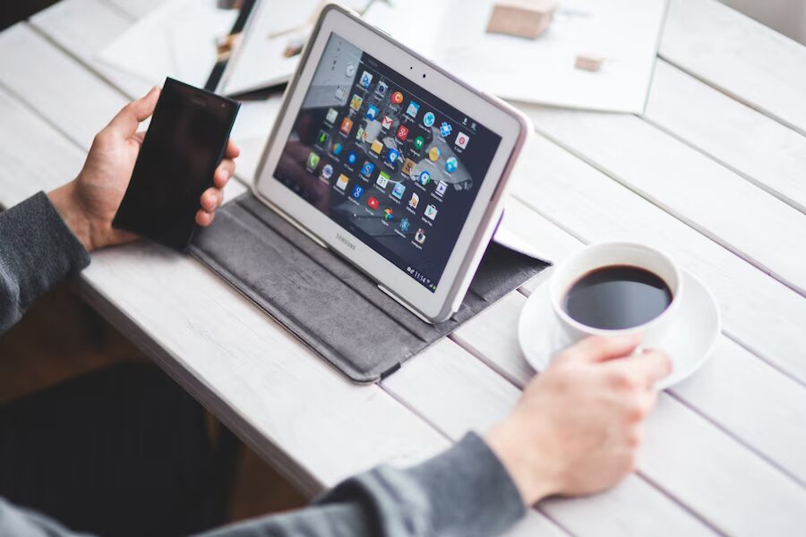 man-working-with-tablet-mobile_1162-114
